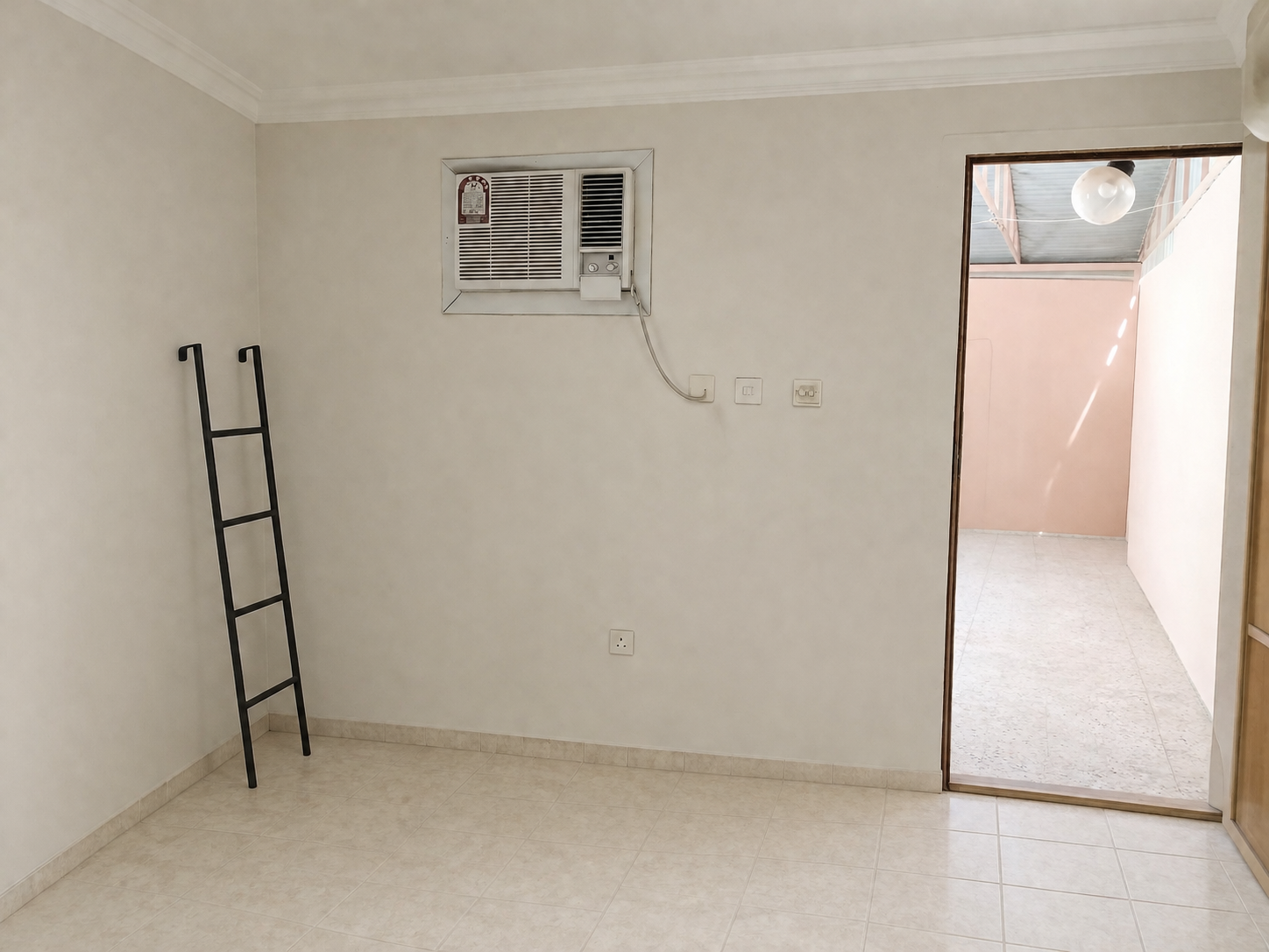Spacious Room for Rent in a Villa - Photo 1